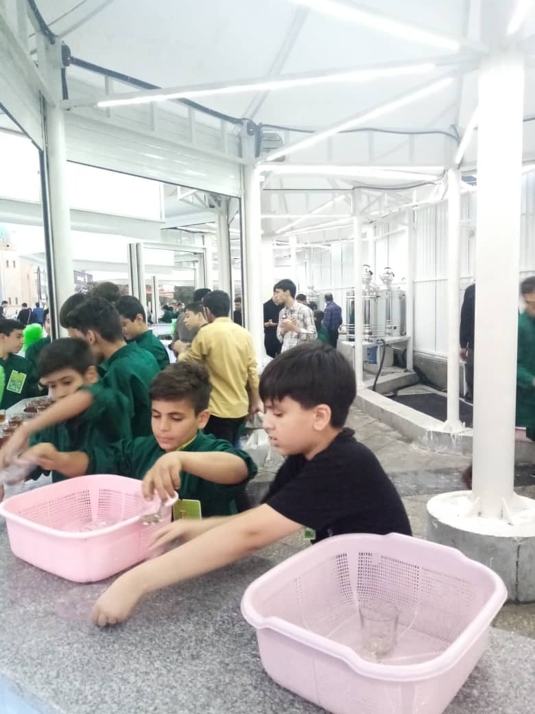 کودک خادمان مشهدی میزبان زائران امام رضا (ع)