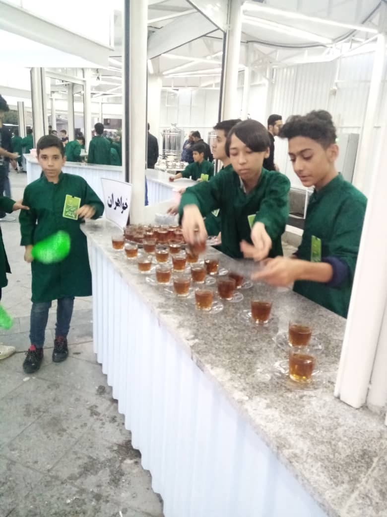 کودک خادمان مشهدی میزبان زائران امام رضا (ع)