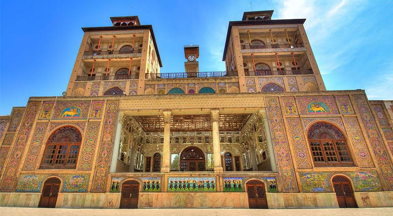 ساعت عمارت شمس العماره در وسط بنا