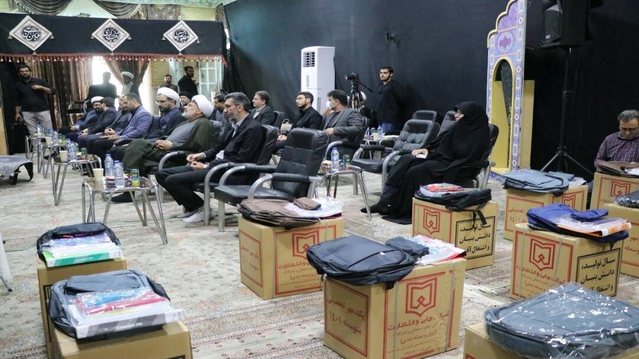 موچ همدلی‌ها در آستانه مهرماه / ۲ هزار و ۶۰۰ بسته لوازم التحریر بین دانش آموزان قمی توزیع می‌شود