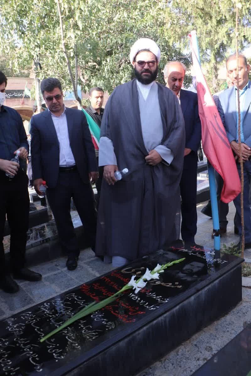 عطرافشانی شهدای قروه غبارروبی و عطرافشانی شهدای قروه + تصاویر
