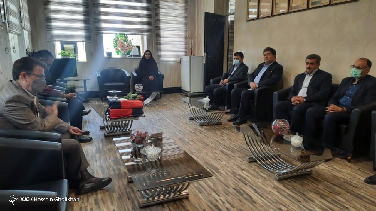 دیدار کارکنان بانک ملی با رئیس بیمارستان چشم پزشکی الزهرا زاهدان