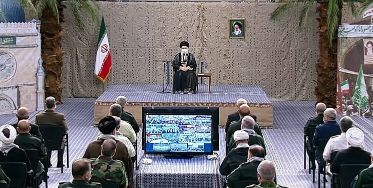 رهبر انقلاب: می‌خواستند صدای ملت ایران را در گلو خفه کنند/ حقایق دفاع مقدس باید به گوش جوان‌ها برسد