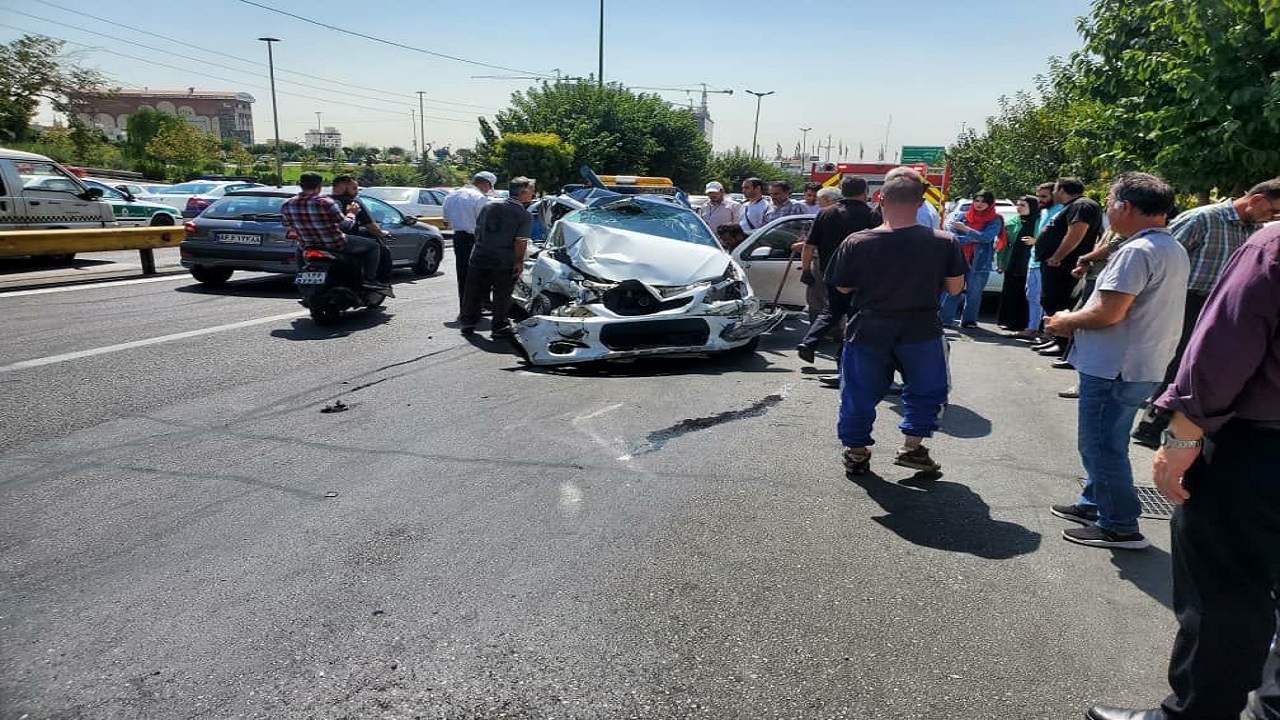 مصدومیت ۸ نفر بر اثر برخورد بونکر سیمان با چندین خودرو در اتوبان اشرفی اصفهانی