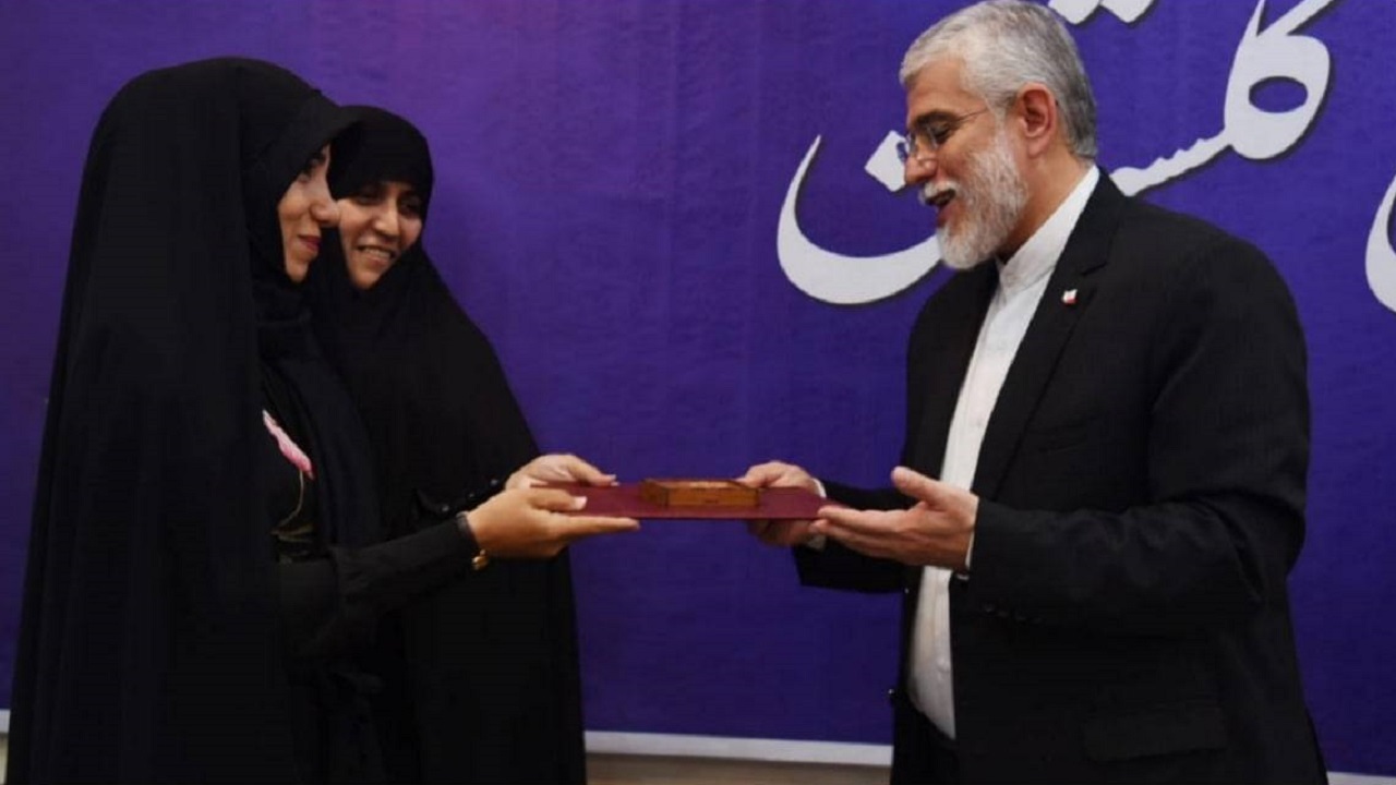 تجلیل استاندار گلستان از بانوی کوهنورد محجبه گلستانی