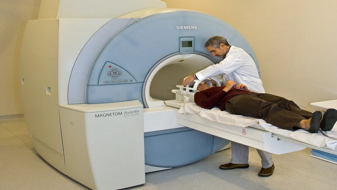 بیرون کشیده شدن یک زن از دستگاه MRI به وسیله طناب + فیلم