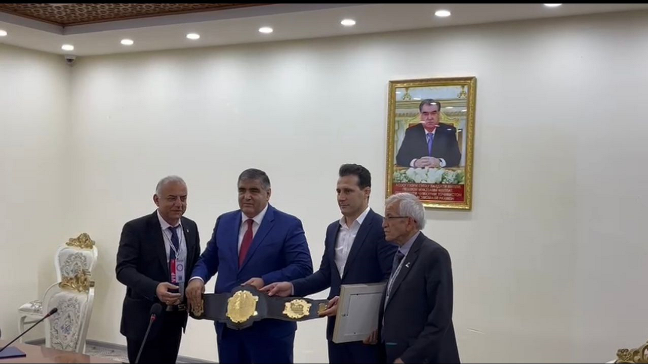 مدال قهرمانی و کمربند پهلوانی امامعلی حبیبی به رئیس فدراسیون جودوی تاجیکستان اهدا شد