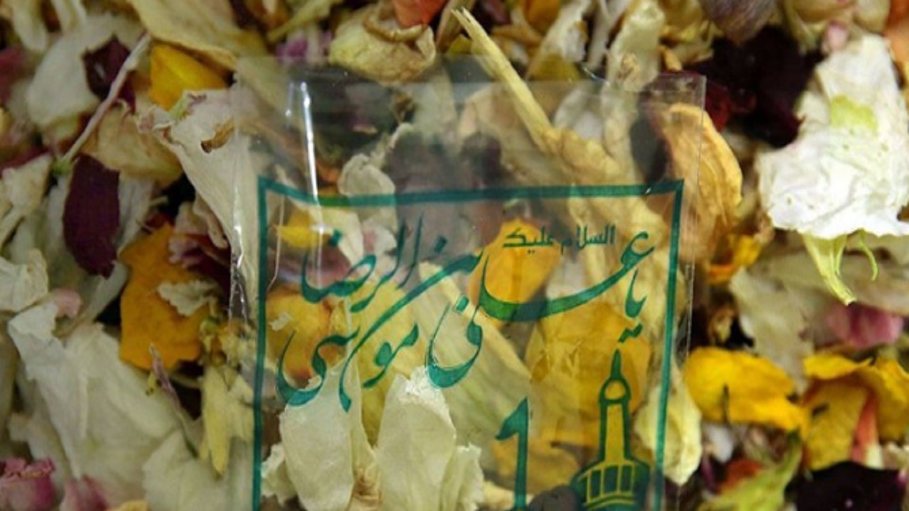 گل‌های متبرک ضریح امام هشتم (ع)، هدیه خادمان به زائران دهه آخر صفر