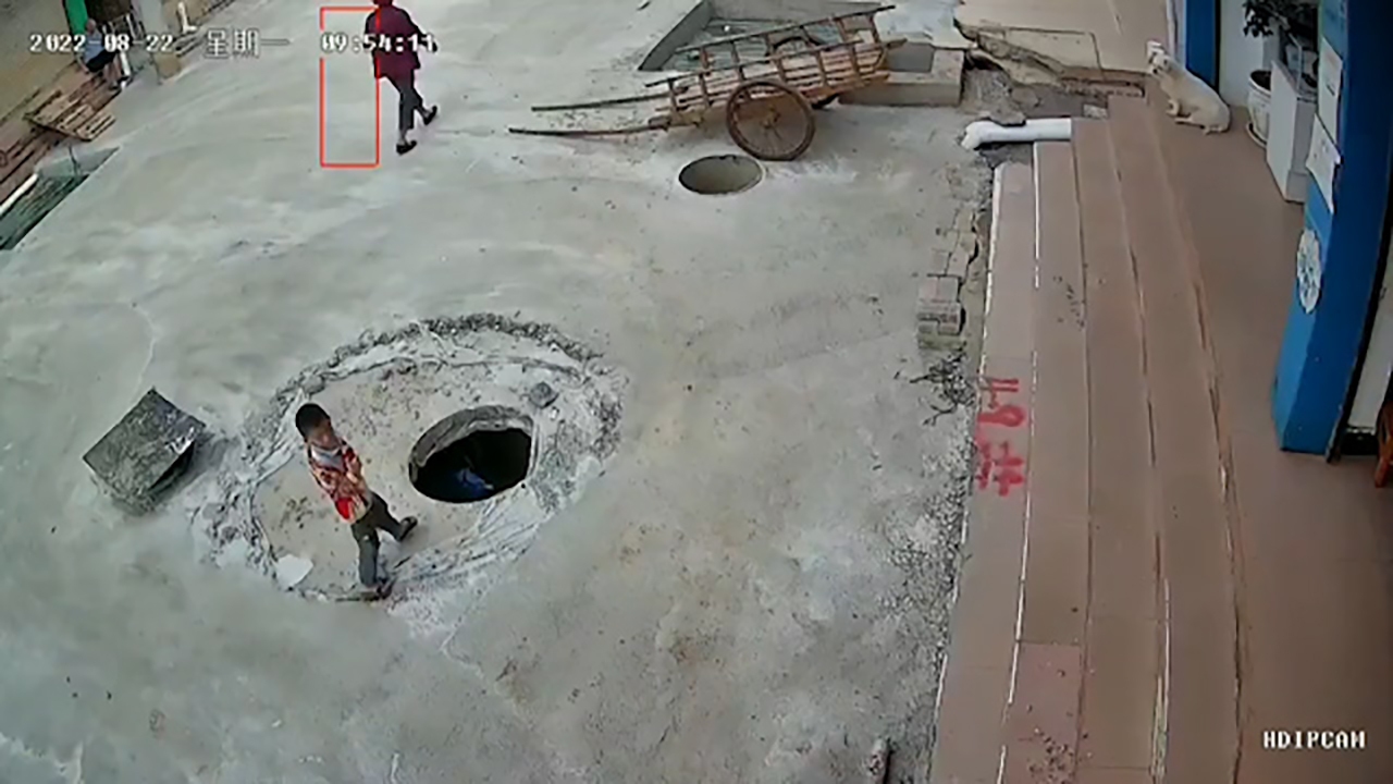سقوط پسربچه حواس پرت به داخل گودال + فیلم