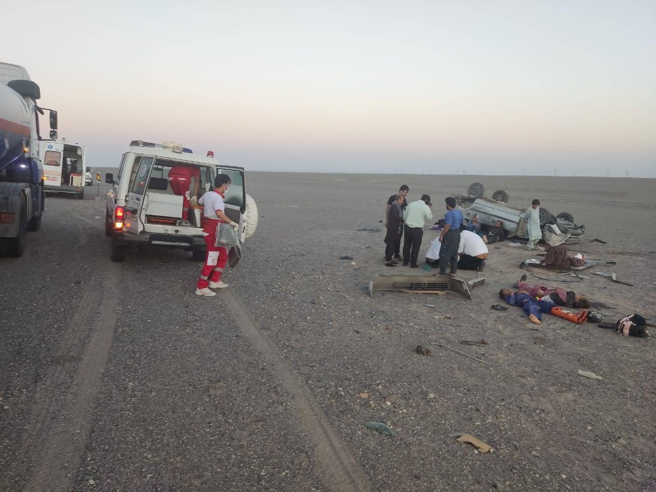 امدادرسانی هلال احمر در واژگونی خودرو حامل ۱۵ اتباع افاغنه
