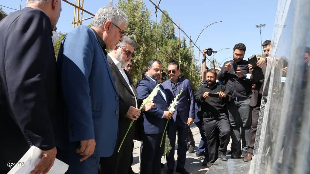 وزیر اقتصاد وارد آذربایجان‌غربی شد/ ادای احترام به مقام شامخ شهدا در باغ رضوان ارومیه