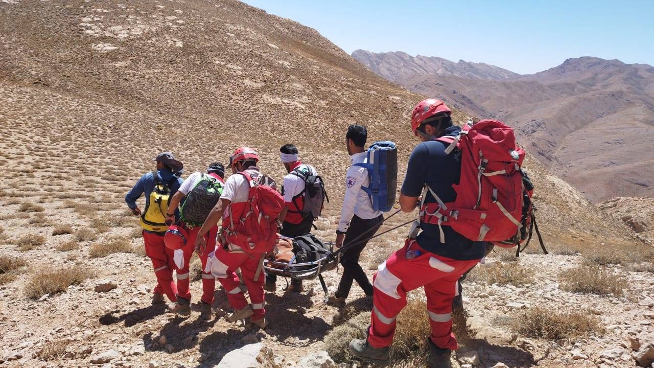 ۷ ساعت عملیات امدادرسانی برای یک گردشگر در ارتفاعات کوهپایه