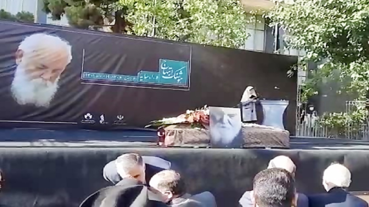 شعرخوانی دختر ۱۲ ساله در مراسم وداع با هوشنگ ابتهاج + فیلم