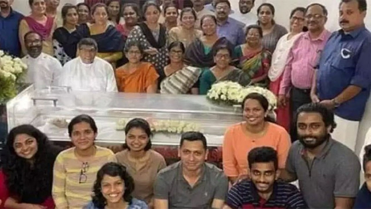 عکس یادگاری با تابوت مادر عکس یادگاری با تابوت مادر