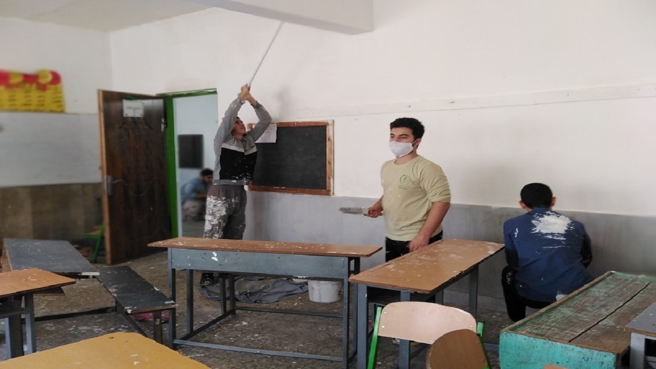 دانش آموزان مدارسشان را نو نوار می‌کنند