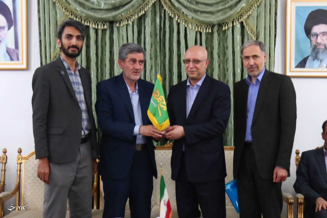 اهدای پرچم کنگره جهانی محمد (ص) به وزیر عتف
