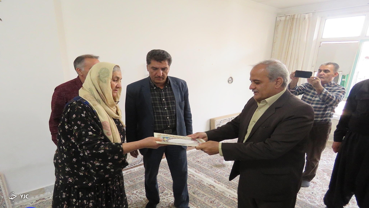 فرماندار مهاباد با خانواده شهیدان دیدار کرد