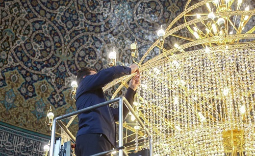 غبار روبی بزرگترین لوستر حرم حضرت معصومه(س) +تصاویر
