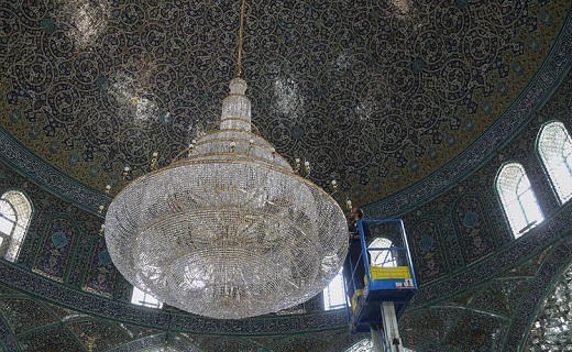 غبار روبی بزرگترین لوستر حرم حضرت معصومه(س) +تصاویر