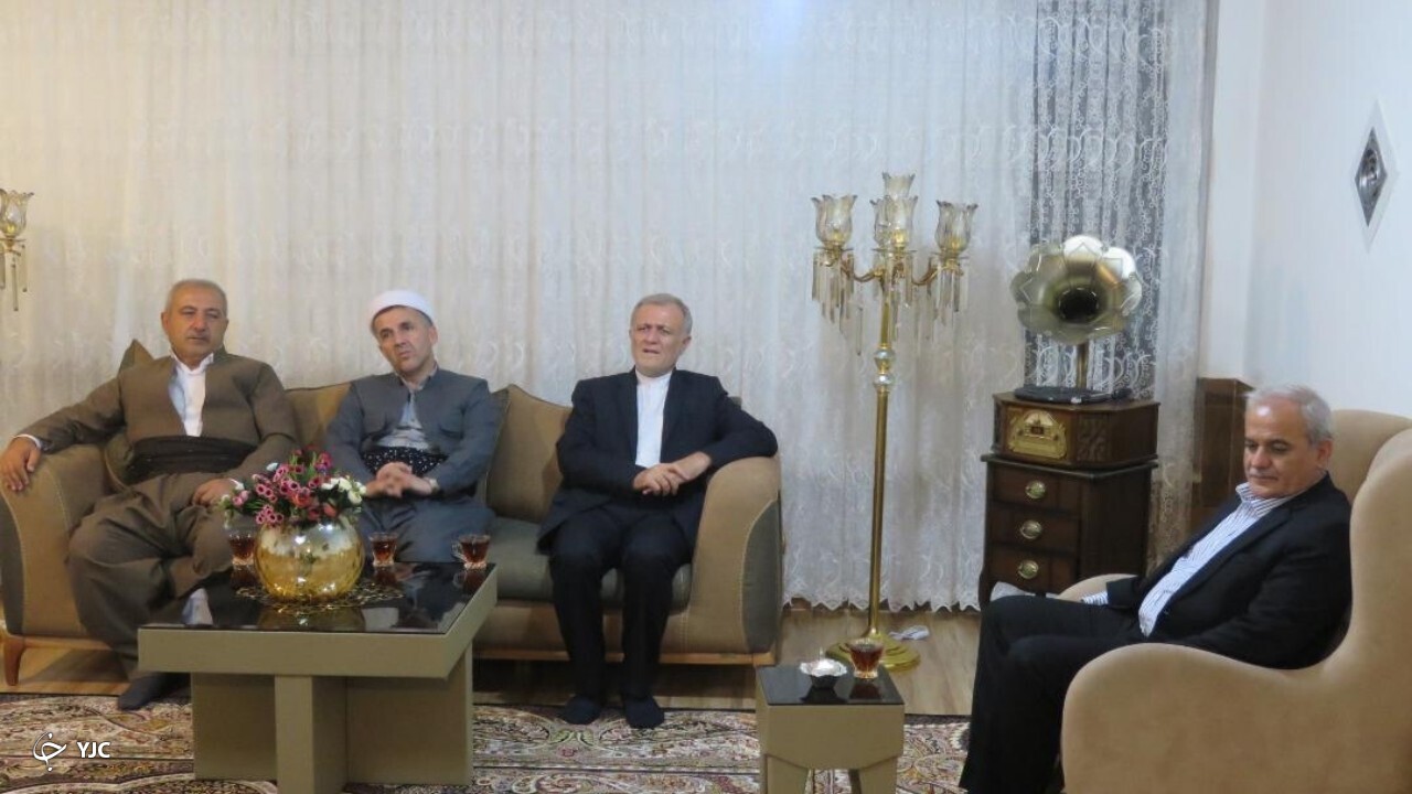 دیدار مسئولین با خانواده شهدا در مهاباد