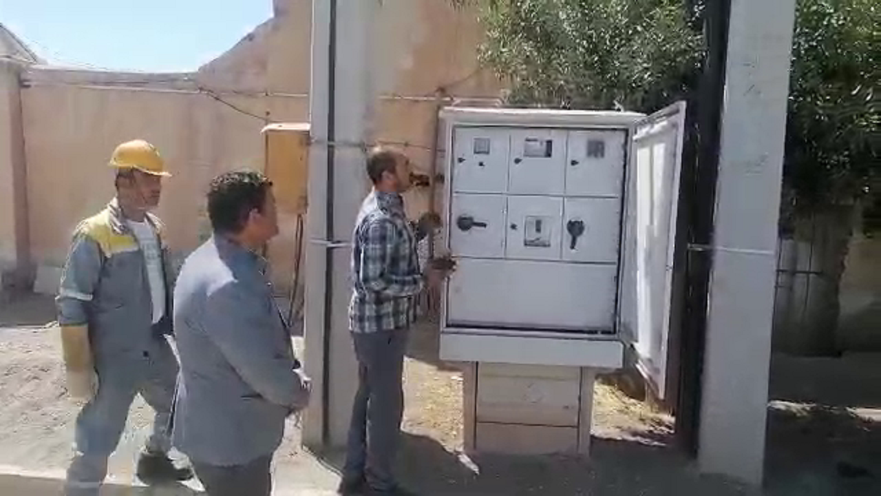 پیگیری میدانی نوسان ولتاژ برق در رحمت آباد بزرگ دشتابی+ فیلم
