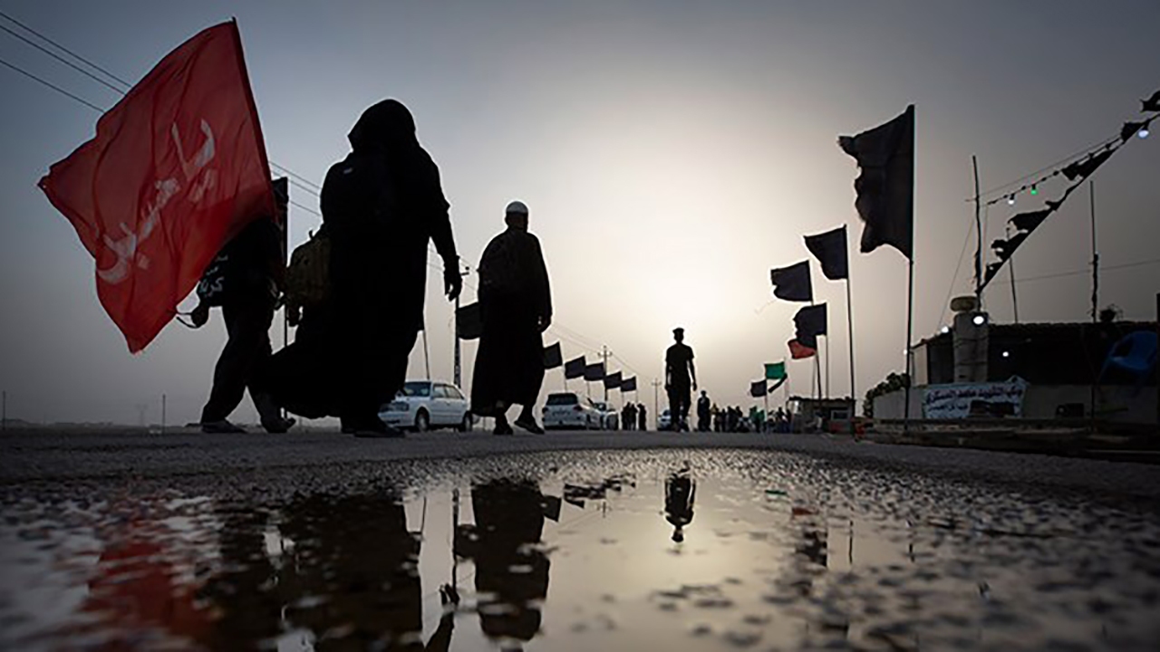 پیاده روی زائر زن ایتالیایی در مراسم اربعین + فیلم