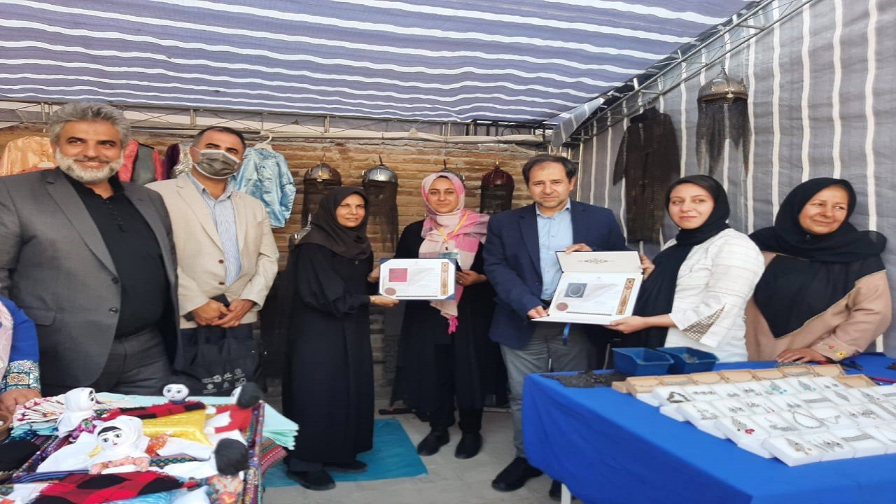 اهداء الواح مهر اصالت ملى به هنرمندان صنایع دستى قزوین