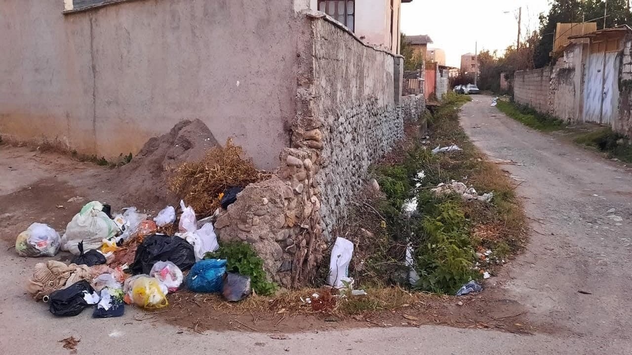 جمع آوری نشدن زباله ها و آلودگی محله جمشیدآباد آبادان + فیلم