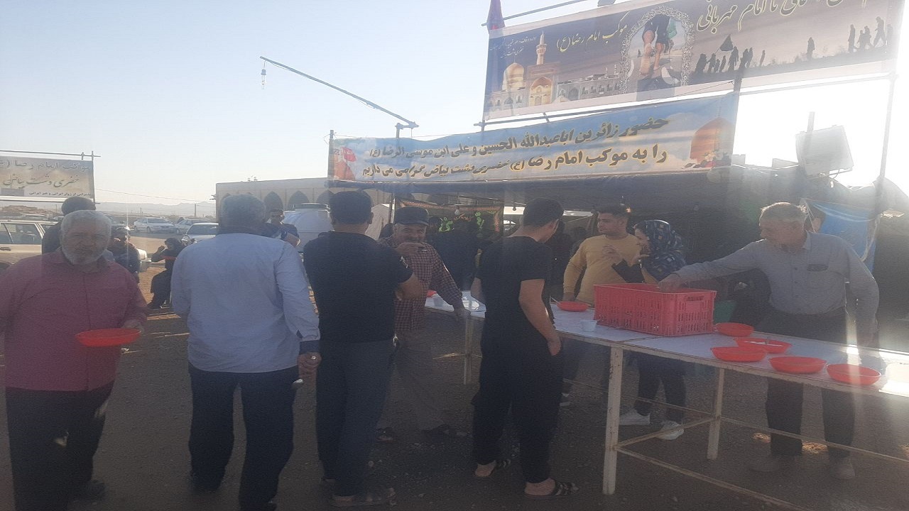 پذیرایی موکب امام رضا (ع) خضری دشت بیاض از زائران پاکستانی