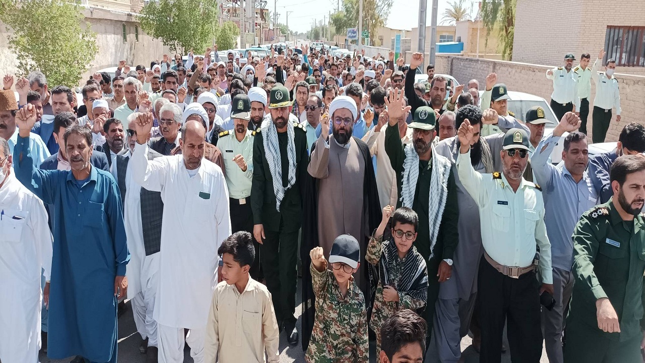 نمازگزاران کرمانی دراعتراض به اغتشاشات اخیر راهپیمایی کردند+ فیلم و عکس