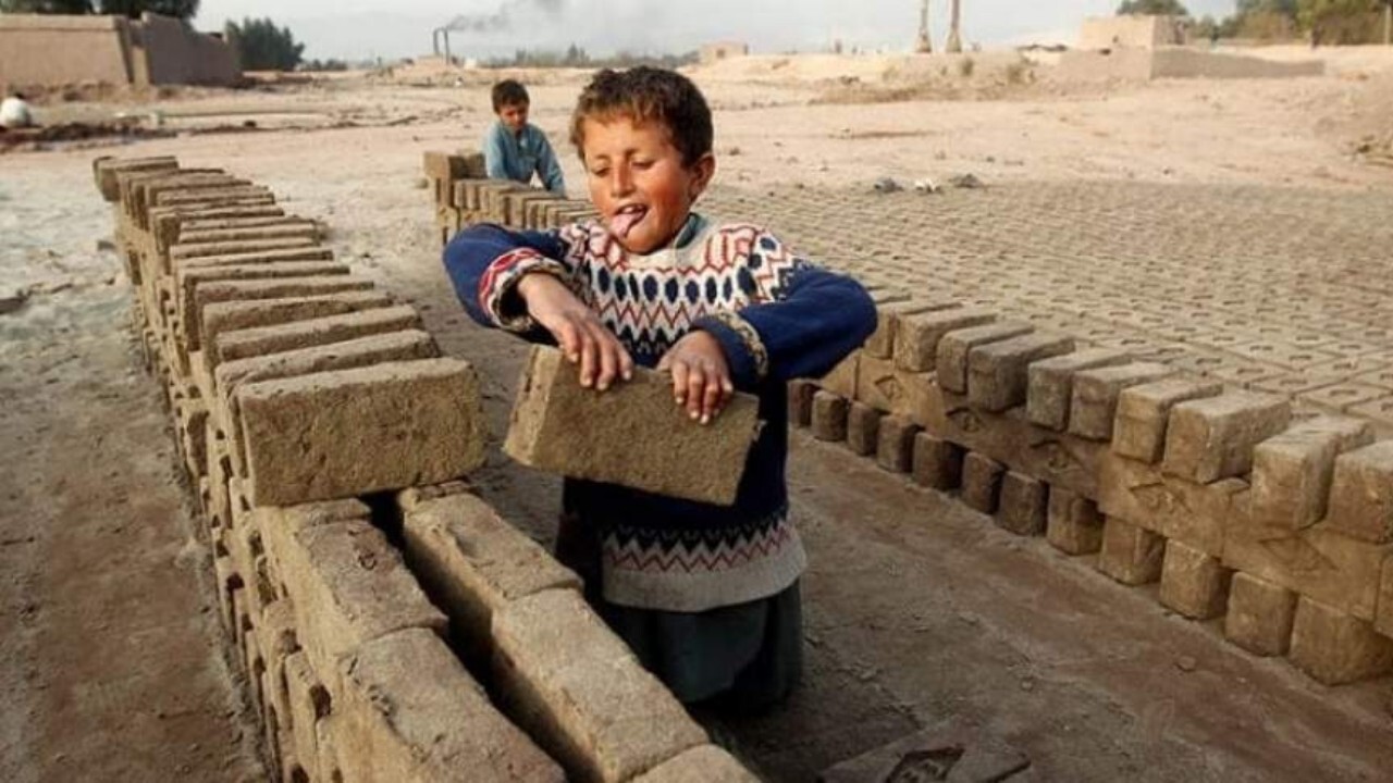 کودکان افغانستانی در کوره‌های خشت پزی وضعیت نامناسبی دارند