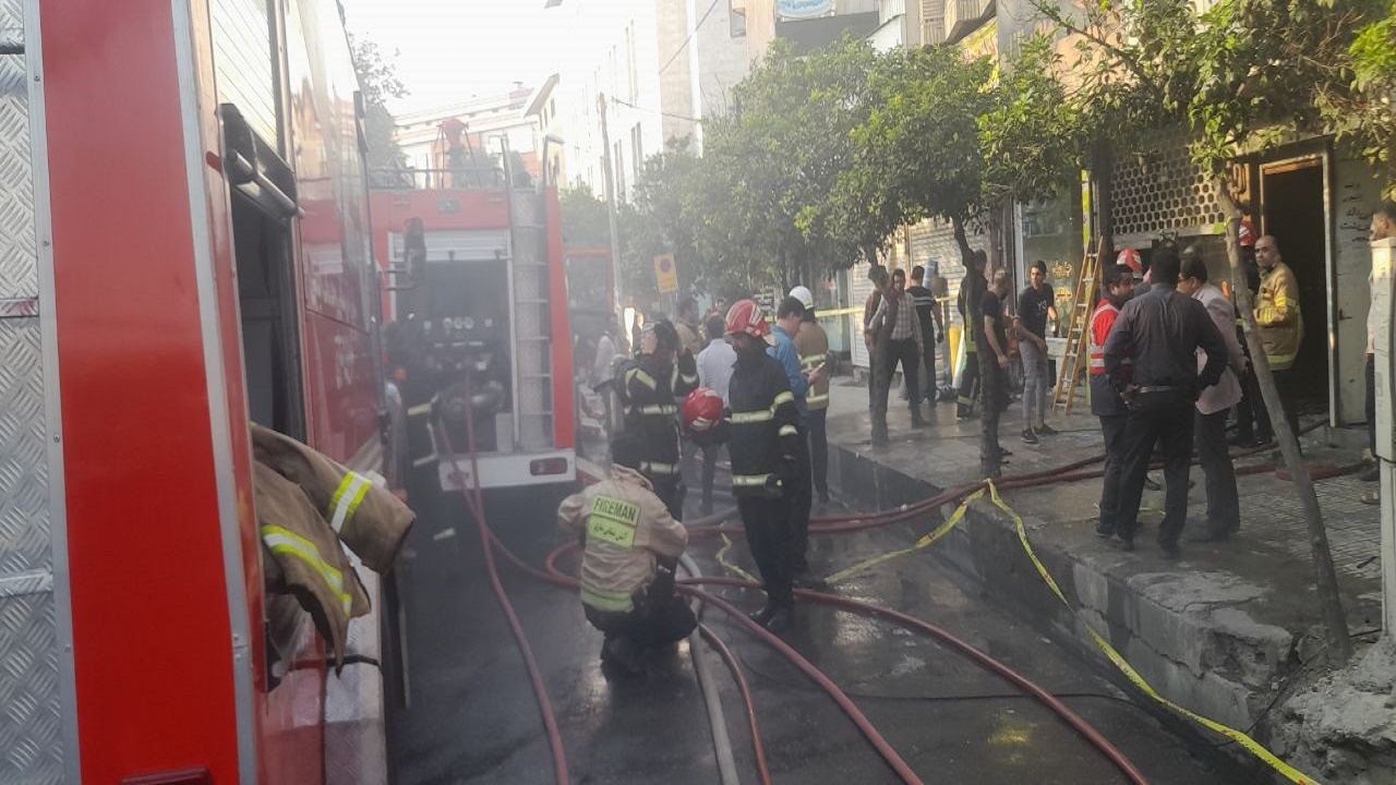 مهار حریق انبار قطعات جاروبرقی با ۲۰ آتش‌ نشان
