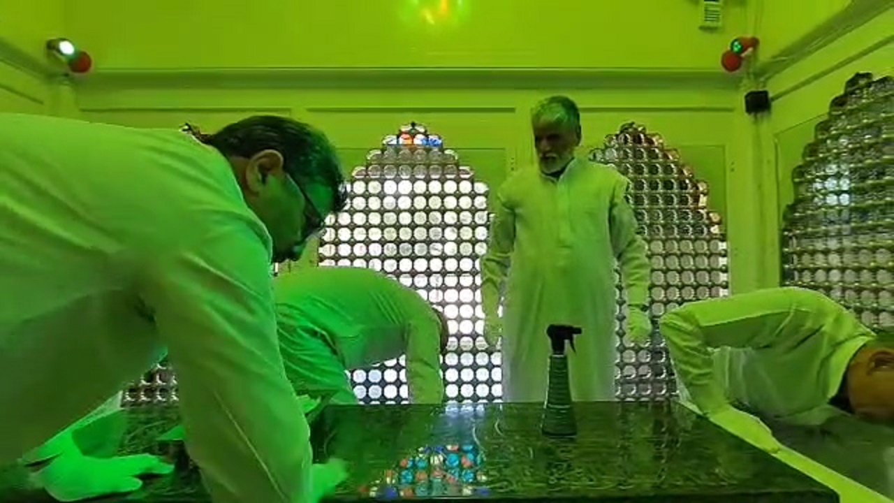غبارروبی امامزاده سید حمزه (ع) به مناسبت شهادت امام یازدهم شیعیان + فیلم