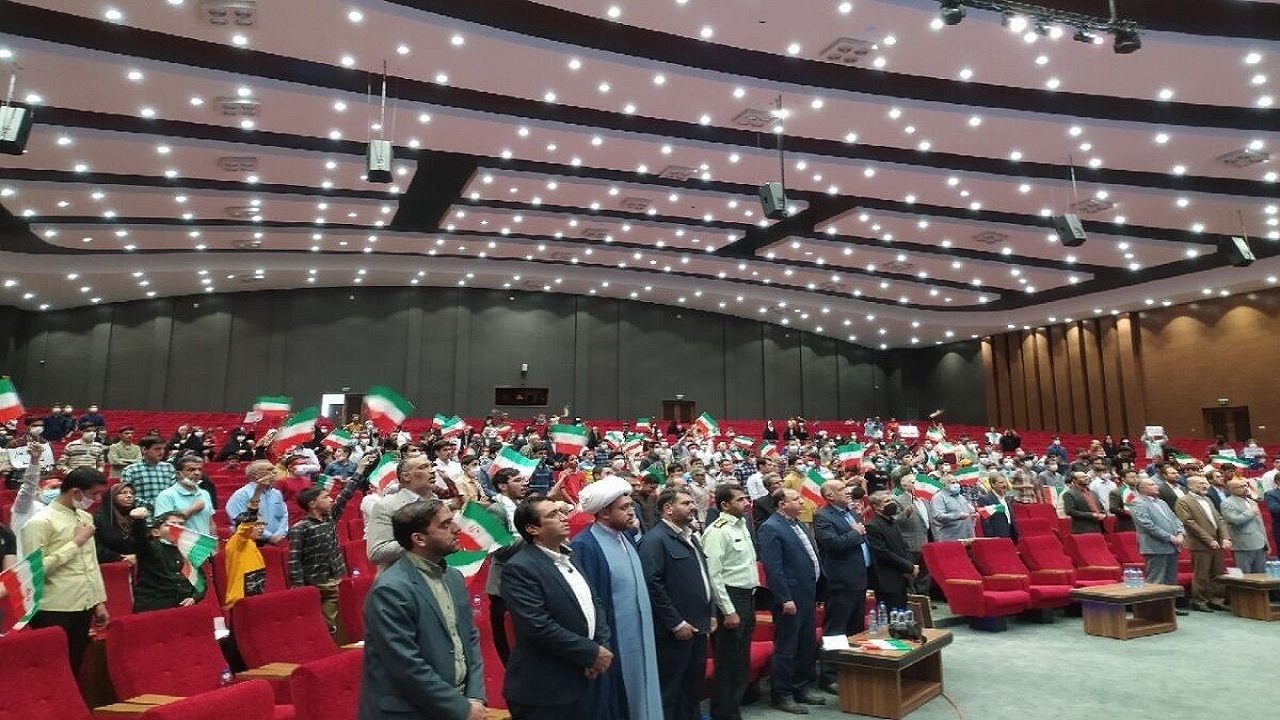جوانان باید در مقابل دشمن حرکت کنند