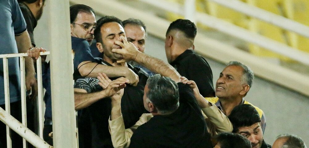 مربی استقلال زیر مشت فکری