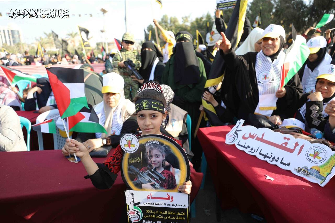 حضور کودکان فلسطینی با والدینشان در گردهمایی ۳۵ سالگی جهاد اسلامی
