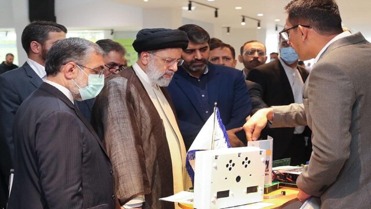 بازدید رئیس‌جمهور از نمایشگاه محصولات «روستا‌های مولد دانش پایه»