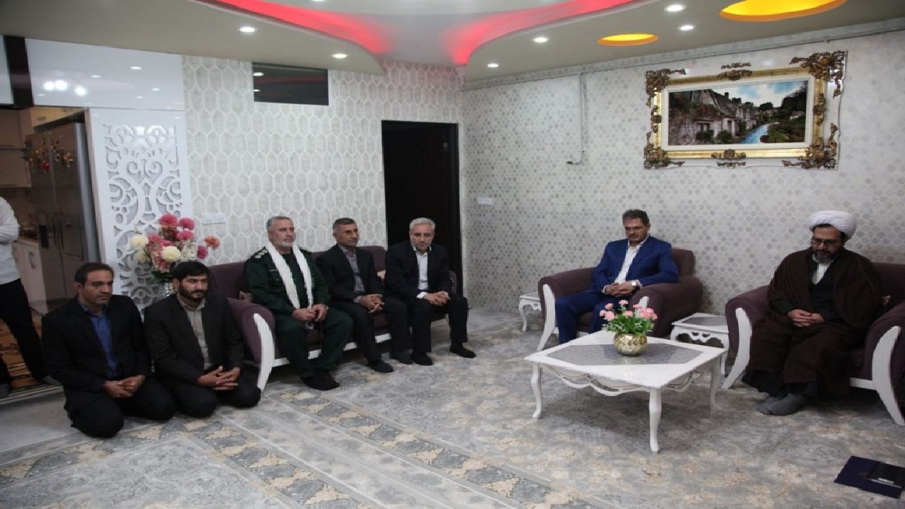 دیدار استاندار کردستان با خانواده ۲ شهید فراجا در قروه