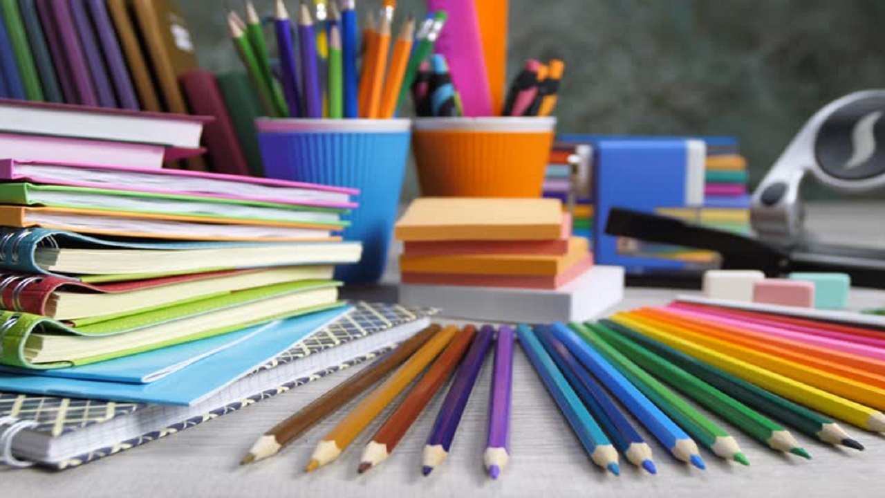تهیه نوشت افزار برای دانش آموزان اهوازی