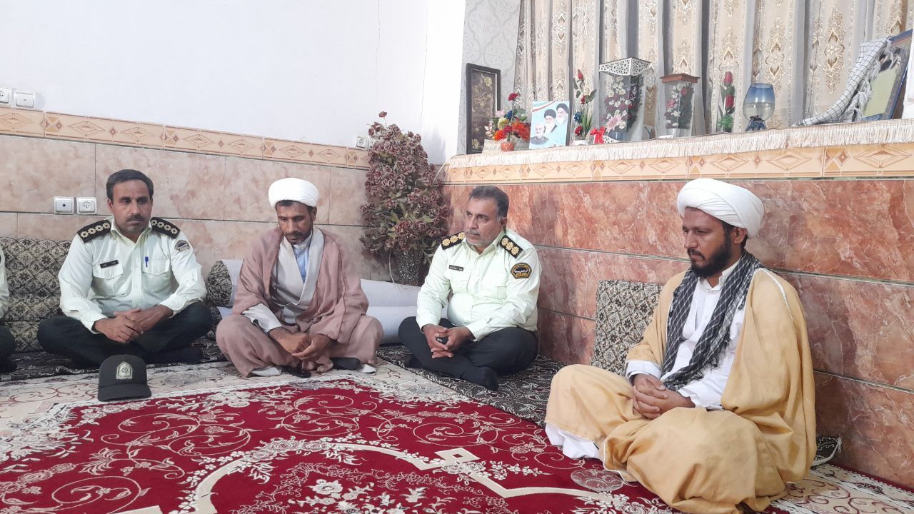 دیدار امام جمعه شهرستان فهرج با خانواده شهید کاظم بینا دیدار امام جمعه شهرستان فهرج با خانواده شهید کاظم بینا