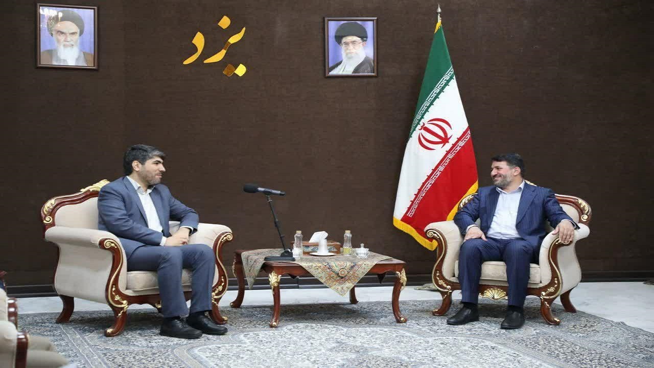 استقبال رسمی استاندار یزد از معاون رئیس‌جمهور و رئیس سازمان اداری و استخدامی کشور