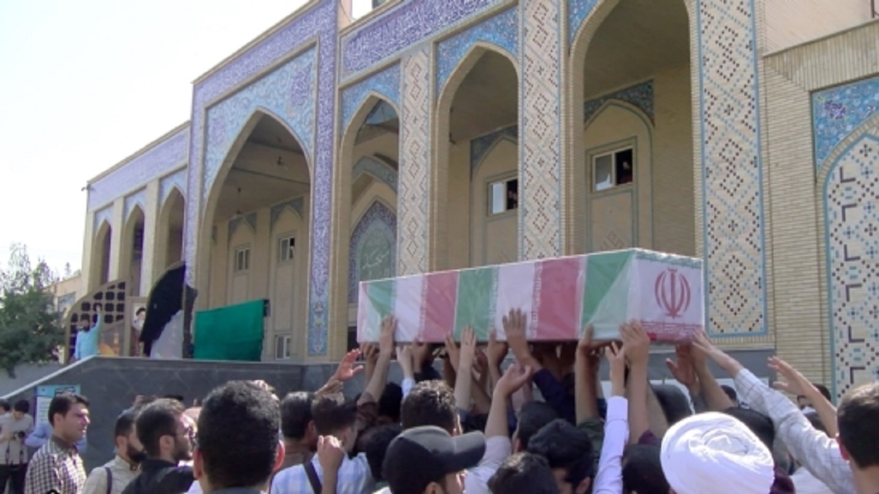 تشییع پیکر مطهر شهید گمنام بر روی دستان دانشجویان قمی