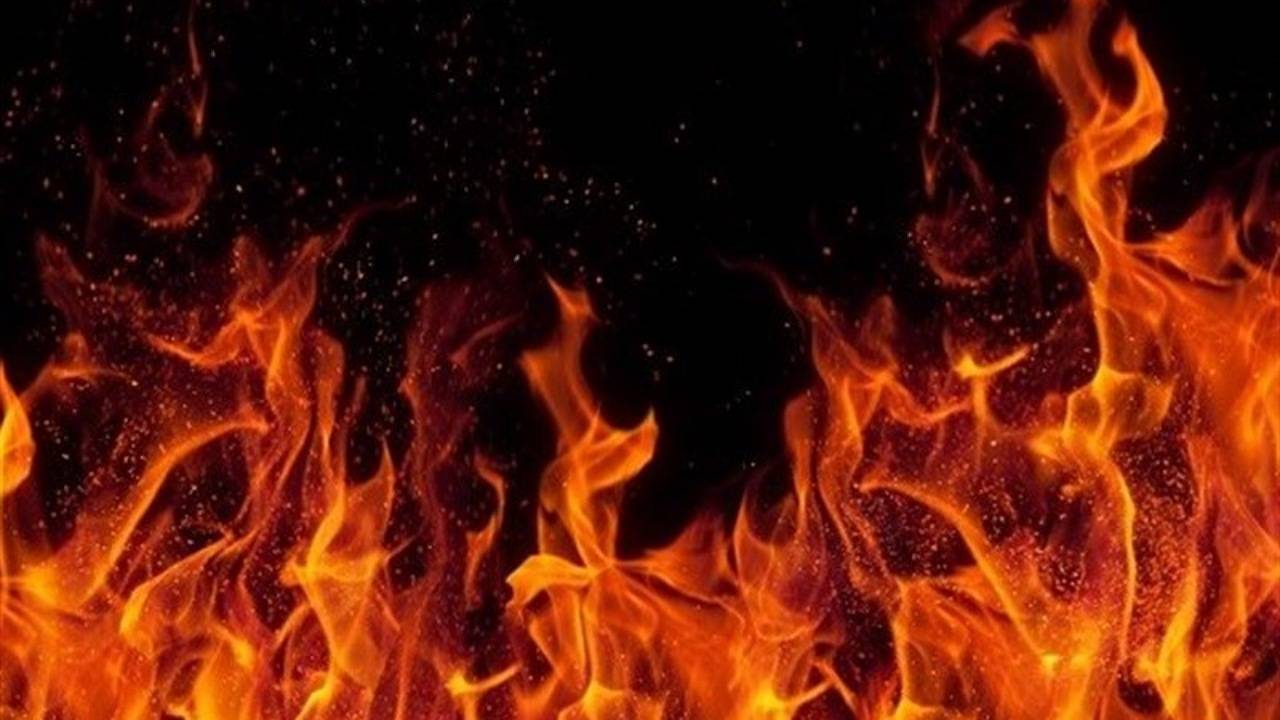 ساختمان هلال احمر کرمان گرفتار در شعله‌های آتش/ مهار آتش‌سوزیِ ساختمان هلال احمر کرمان+ عکس