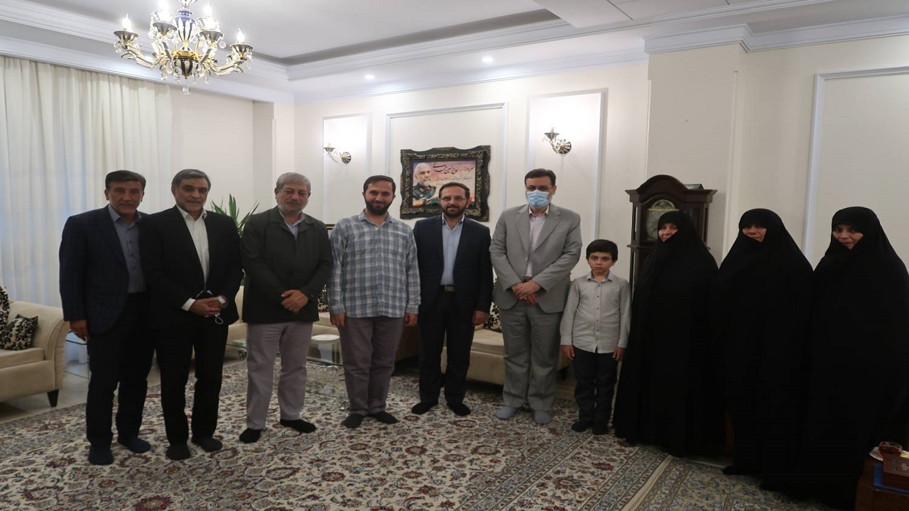 دیدار قاضی‌زاده هاشمی با خانواده سردار شهید همدانی و شهید مدافع امنیت میراحمدی