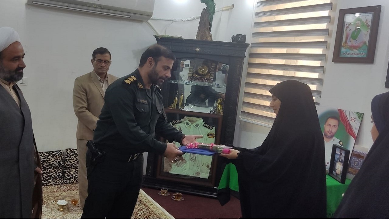 دیدار فرمانده انتظامی آبادان با یک خانواده شهید امنیت