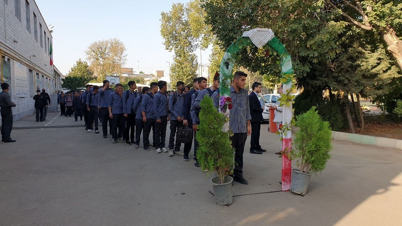 نواخته شدن زنگ مهر در قزوین‌