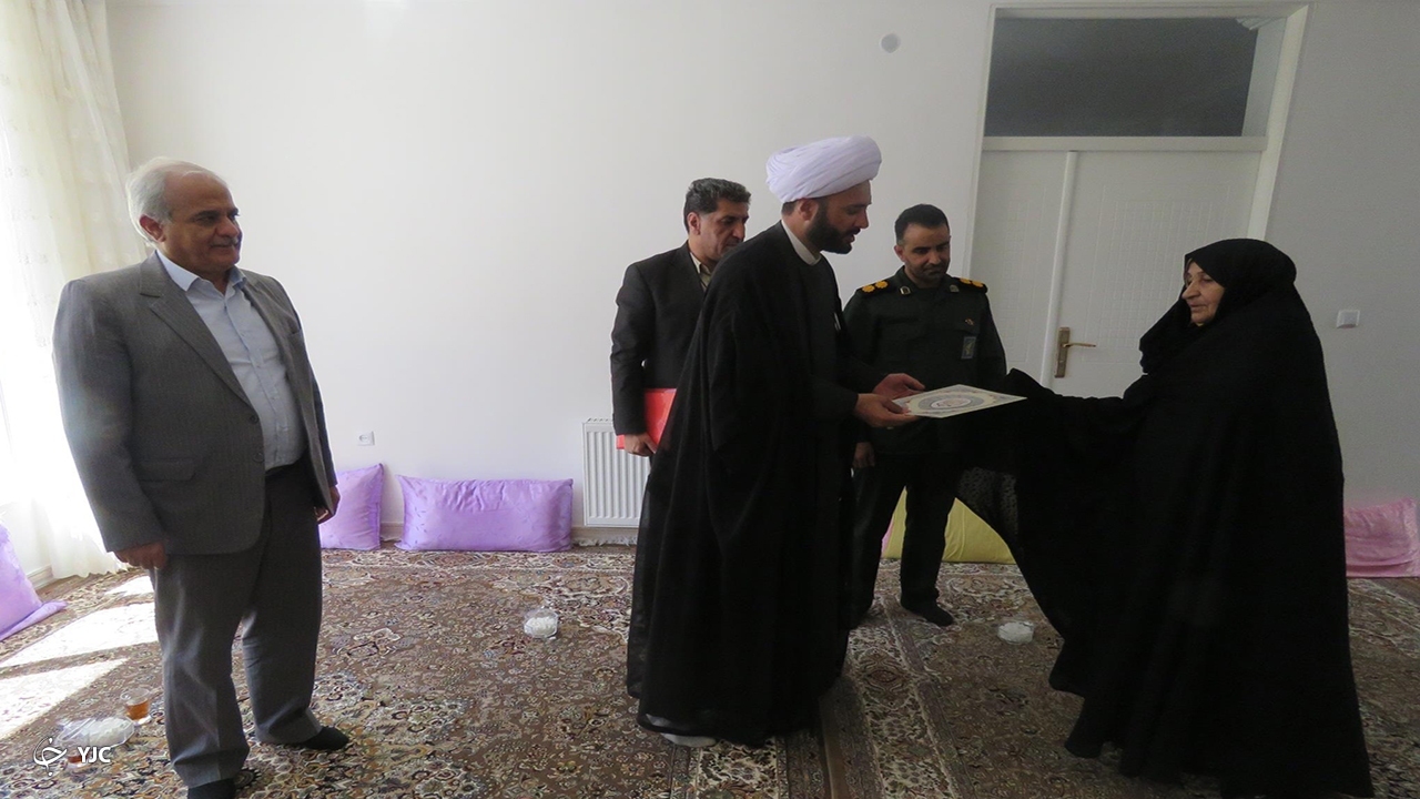 فرماندار مهاباد با خانواده‌های معزز شهیدان دیدار کرد