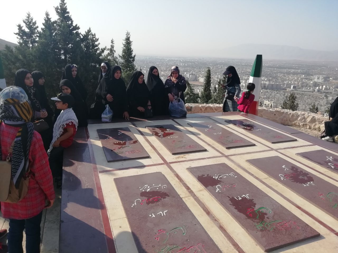 تصاویری از گهواره دید و قبور شهدا برفراز شیراز + تصاویر