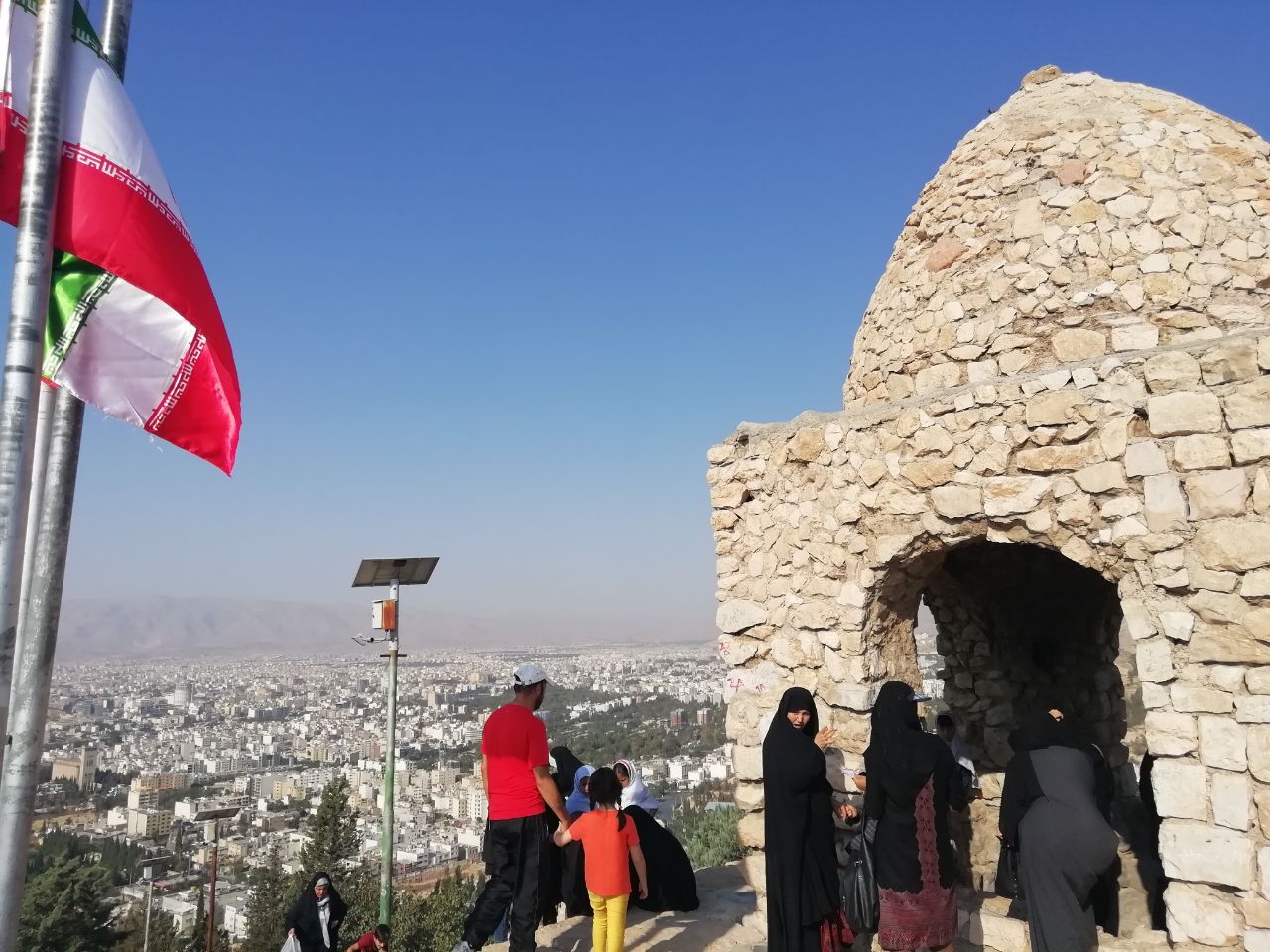 تصاویری از گهواره دید و قبور شهدا برفراز شیراز + تصاویر