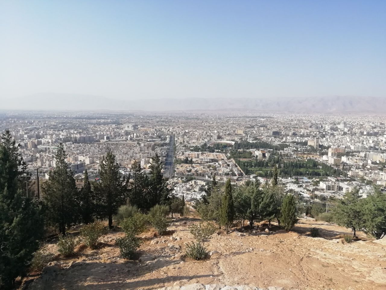 تصاویری از گهواره دید و قبور شهدا برفراز شیراز + تصاویر